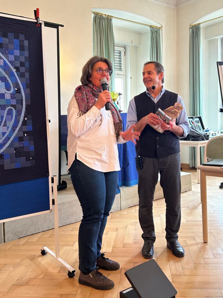 Hospiz Polling - Hospizverein Pfaffenwinkel, Geschenkübergabe im Veranstaltungsraum.