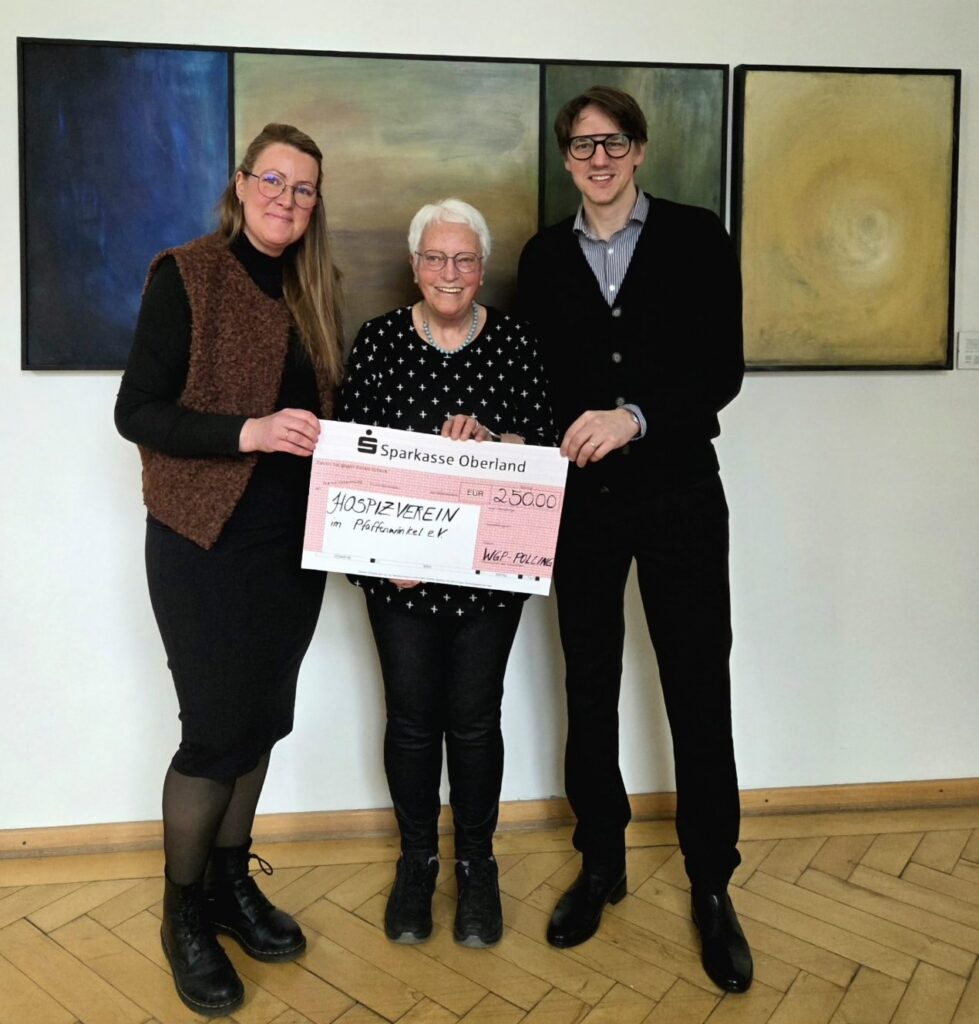 Drei Personen überreichen Scheck an Hospiz Polling - Hospizverein Pfaffenwinkel.