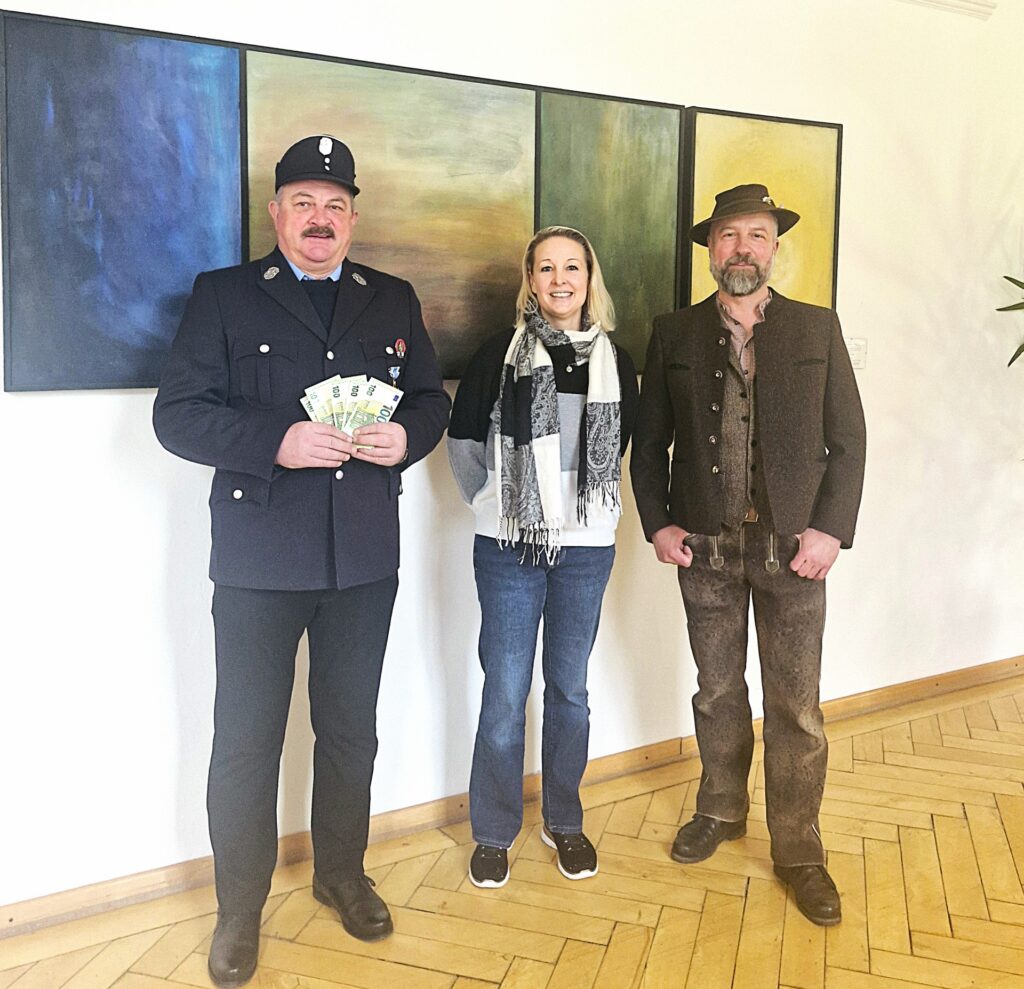 Hospiz Polling - Hospizverein Pfaffenwinkel Spendenübergabe vor Gemälden.