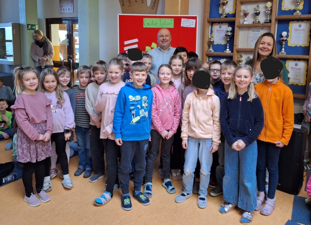Kindergruppe mit Erwachsenen im freundlichen Raum, Hospiz Polling.