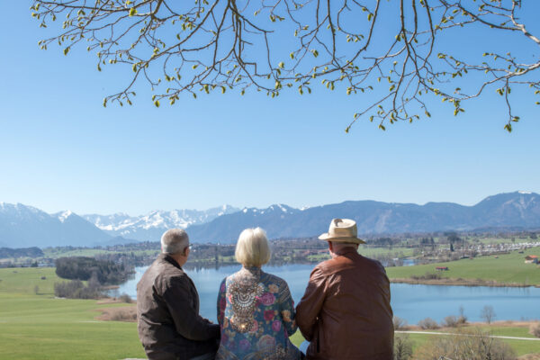 Hospiz Polling - Hospizverein Pfaffenwinkel: Bank mit Aussicht ins Grüne.