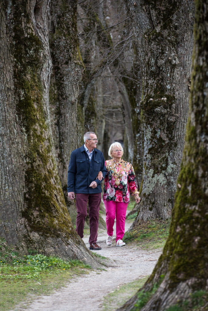 Hospizverein im Pfaffenwinkel älteres Ehepark Spaziergang im Park