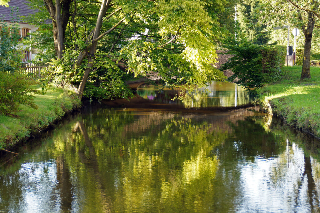 Baumbestandener Kanal bei Hospiz Polling, grünes Ufer, kleine Brücke. Baumbestandener Kanal bei Hospiz Polling, grünes Ufer, kleine Brücke.