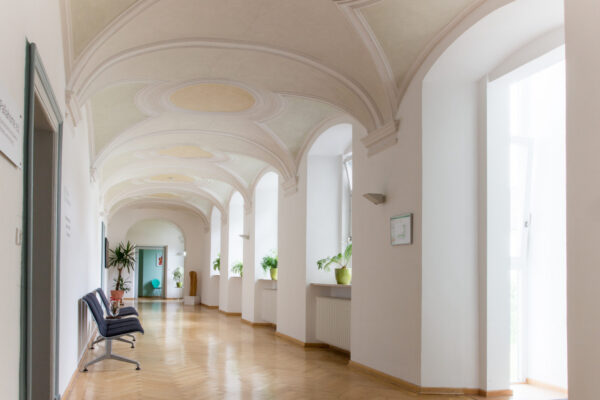 Heller Flur im Hospiz Polling mit Pflanzen und viel Licht.