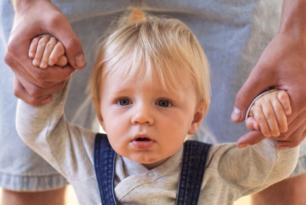 Kinderhospiz St. Martin Kind geht an den Händen des Papas
