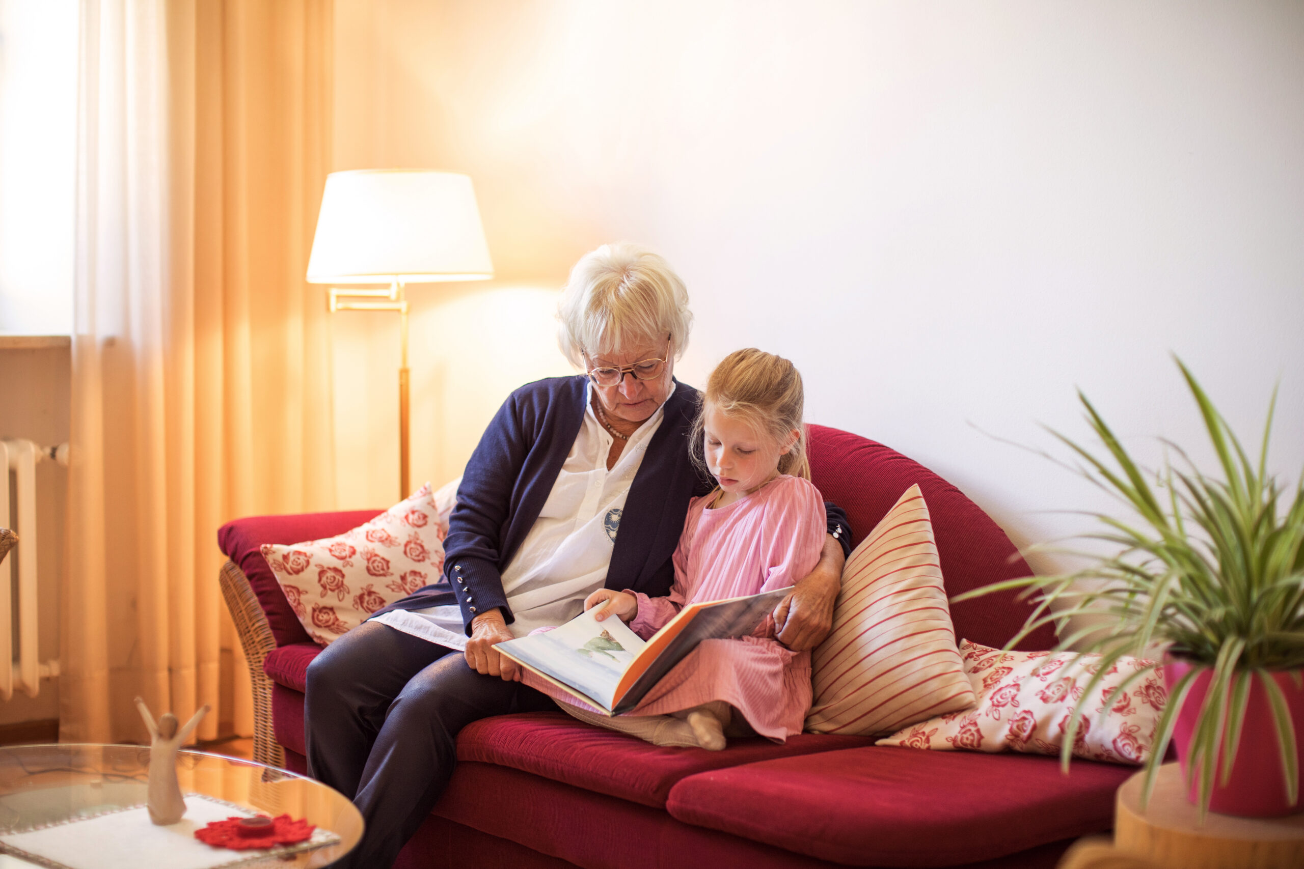 Kinderhospiz Erwachsenenhospiz Frau Kind Buch lesen