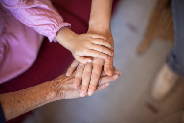 Hände verschiedener Generationen vereint, Hospiz Polling - Hospizverein Pfaffenwinkel.