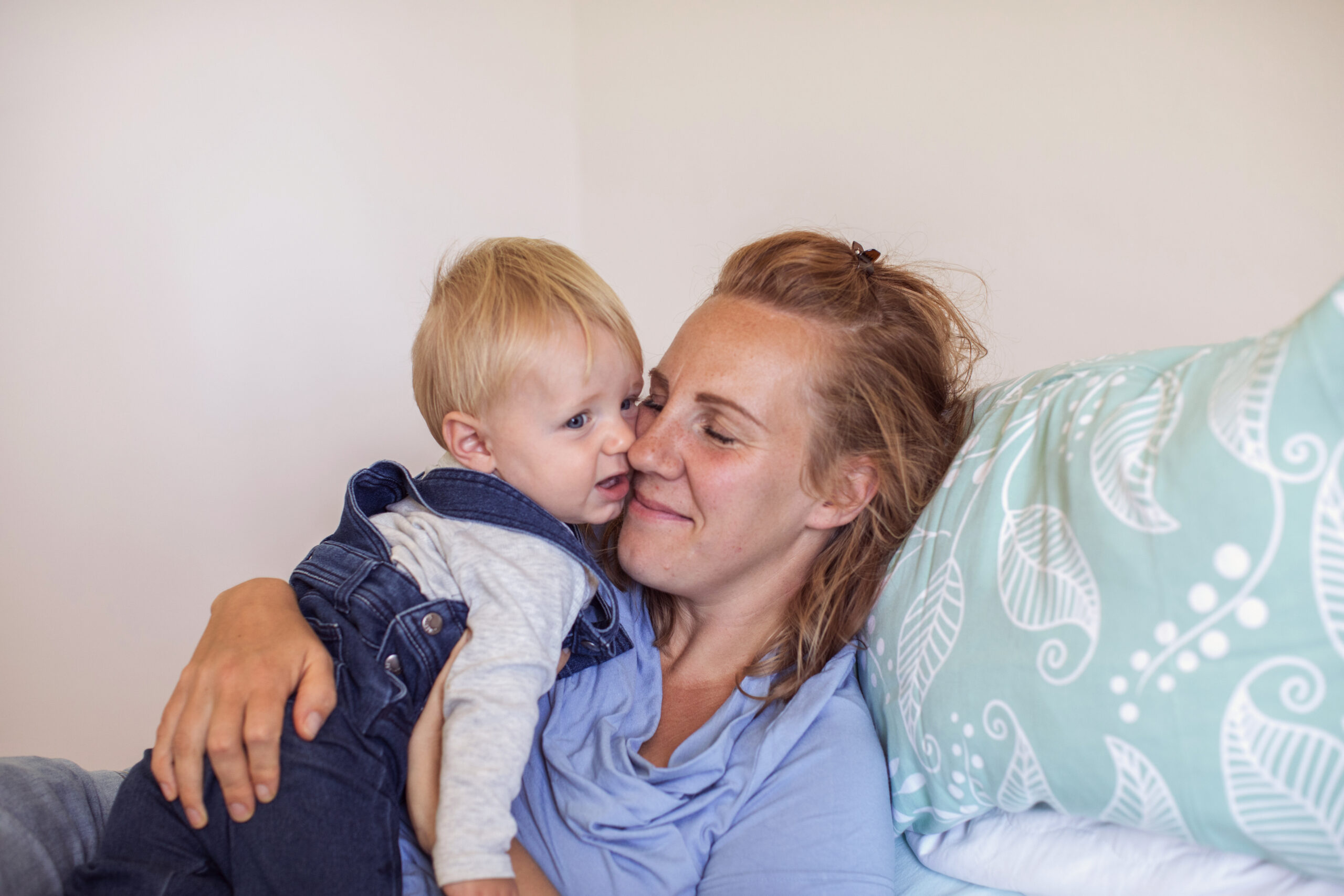 Stationäres Hospiz Kinderhospiz Hospizverein Pfaffenwinkel Kind und Frau kuscheln