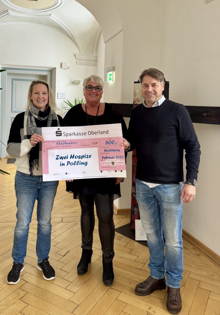 Spendenübergabe an Hospiz Polling - Hospizverein Pfaffenwinkel, heller Raum.