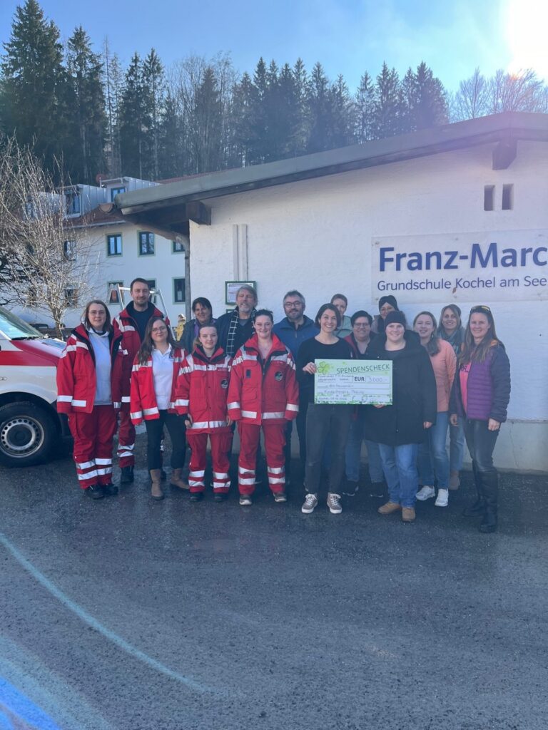 Gruppenfoto bei Franz-Marc-Grundschule, Spendenübergabe an Hospiz Polling.