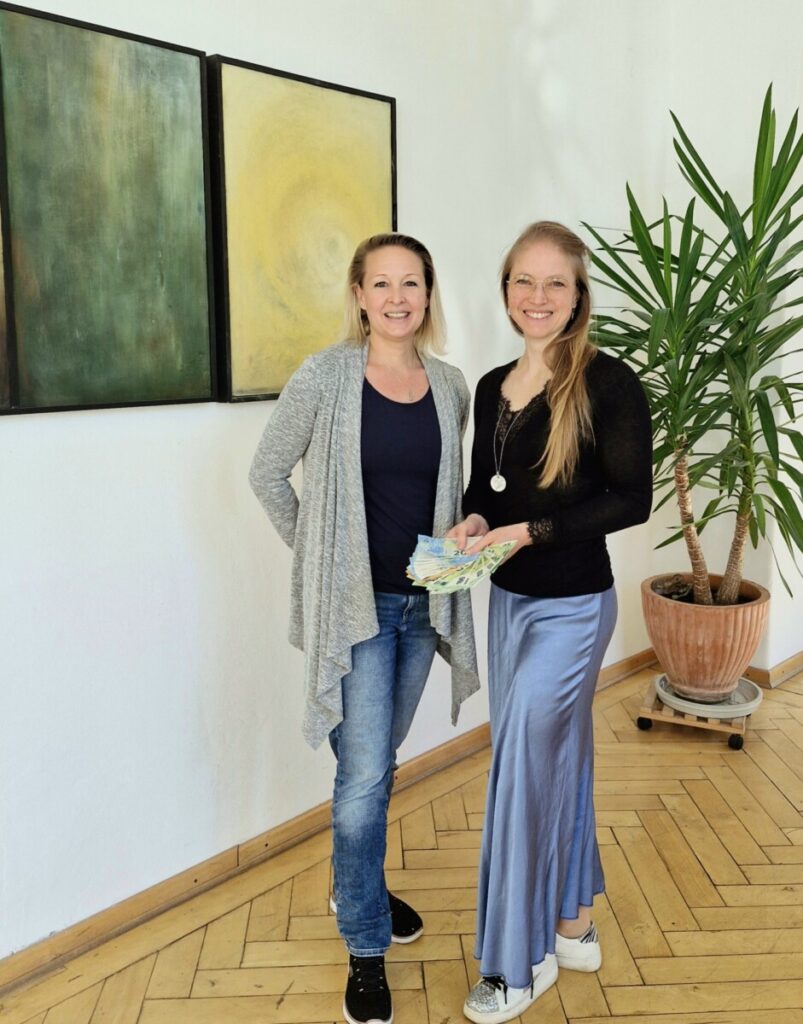 Spendenaktion bei Hospiz Polling - Hospizverein Pfaffenwinkel, zwei Frauen lachend.