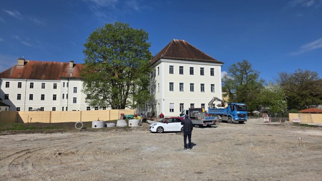 Hospiz Polling - Hospizverein Pfaffenwinkel mit Baustelle, blauer Himmel. Hospiz Polling - Hospizverein Pfaffenwinkel mit Baustelle, blauer Himmel.