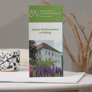 Hospiz Polling - Hospizverein Pfaffenwinkel Broschüre mit Gebäude und Blumen auf Tisch.