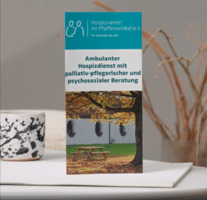 Flyer von Hospiz Polling - Hospizverein Pfaffenwinkel auf Tisch.