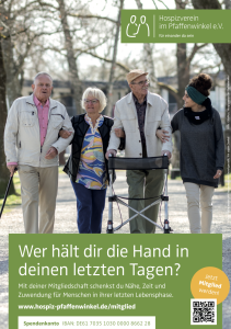 Vier Senioren, darunter ein Mann mit Rollator, spazieren lachend draußen.