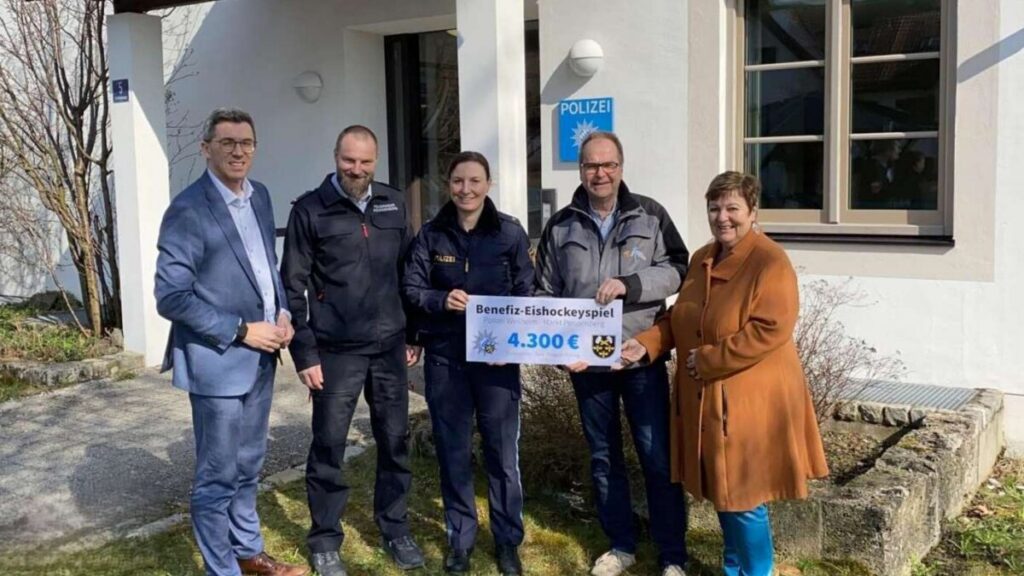 Hospiz Polling, Spendenübergabe vor Polizei-Gebäude, alle lächeln.