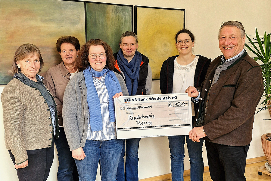 Hospiz Polling - Hospizverein Pfaffenwinkel, Spendenübergabe mit großem Scheck im freundlichen Raum.