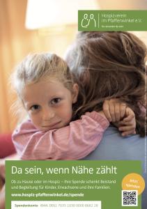 Mädchen mit Brille umarmt Erwachsene, beide lächeln in Kamera.