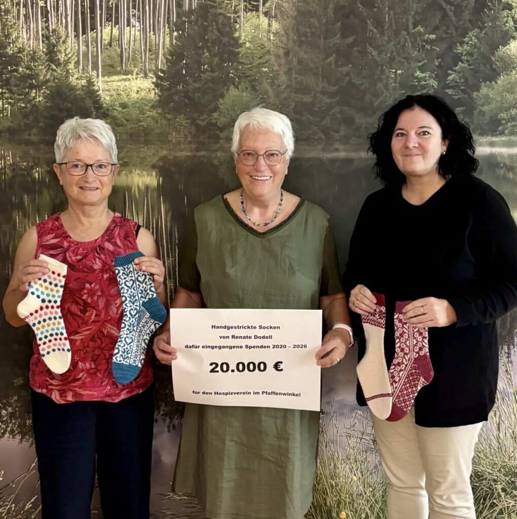 Elisabeth Hutter, Renate Dodell und Christina Strauch freuen sich über 20.000 Euro, die seit 2020 mit handgestrickten Socken für den Hospizverein gesammelt wurden.