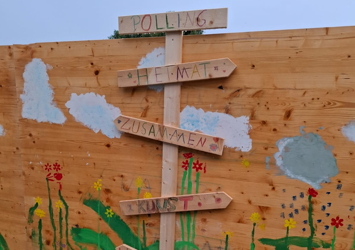 Baustellenzaun der Hospizerweiterung wird zum großen Kunstwerk, Malaktion mit Kindern aus Polling
