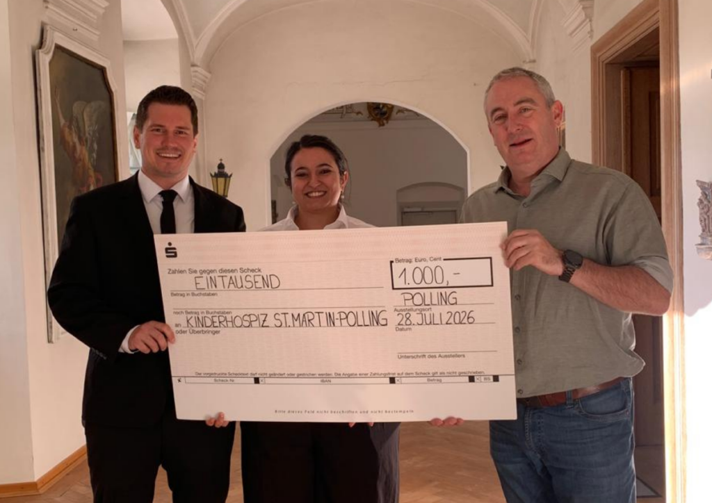 Marcus Nowaschewski und Melis Dereli von Zirngibl Bestattungen überreichen den Spendenscheck über 1.000 Euro an Steffen Röger, Geschäftsführer des Hospizvereins im Pfaffenwinkel.