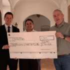 Marcus Nowaschewski und Melis Dereli von Zirngibl Bestattungen überreichen den Spendenscheck über 1.000 Euro an Steffen Röger, Geschäftsführer des Hospizvereins im Pfaffenwinkel.