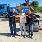 Peter Frech und Hans Schwartz überreichen den Spendenscheck über 3.500 Euro an Andreas Schalk, Vorstandsmitglied des Hospizvereins im Pfaffenwinkel e.V.