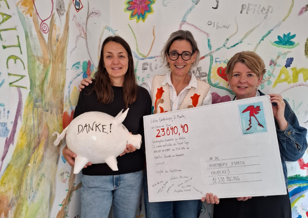 Katinka Schneweis und Dr. Sylvia Dobler übergeben den Spendenerlös der Benefizveranstaltung „Verliebt ins Leben“ an Simone Kraus, Geschäftsführerin der Kinderhospiz St. Martin gGmbH