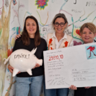 Katinka Schneweis und Dr. Sylvia Dobler übergeben den Spendenerlös der Benefizveranstaltung „Verliebt ins Leben“ an Simone Kraus, Geschäftsführerin der Kinderhospiz St. Martin gGmbH