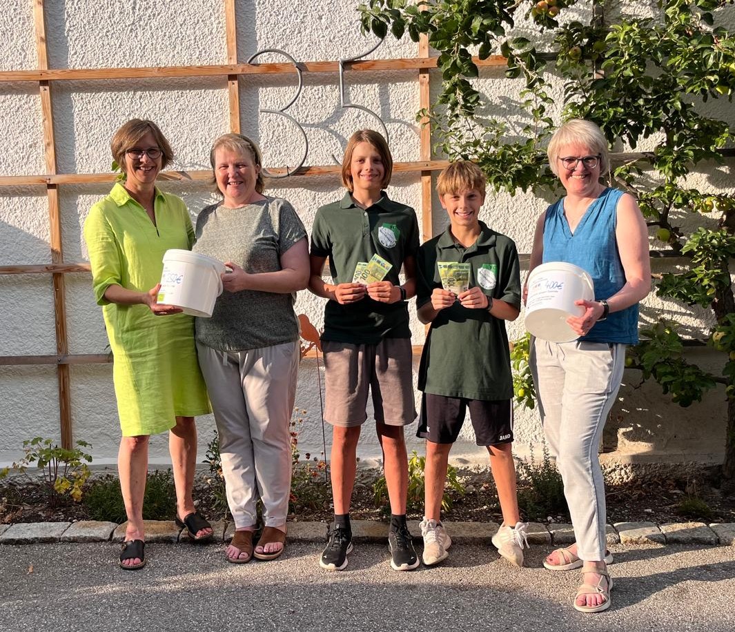 Ulrike Unsinn, Sabine Pirk, Alexander, Korbinian und Elisabeth Sterff bei der Spendenübergabe im Hotel garni Sterff