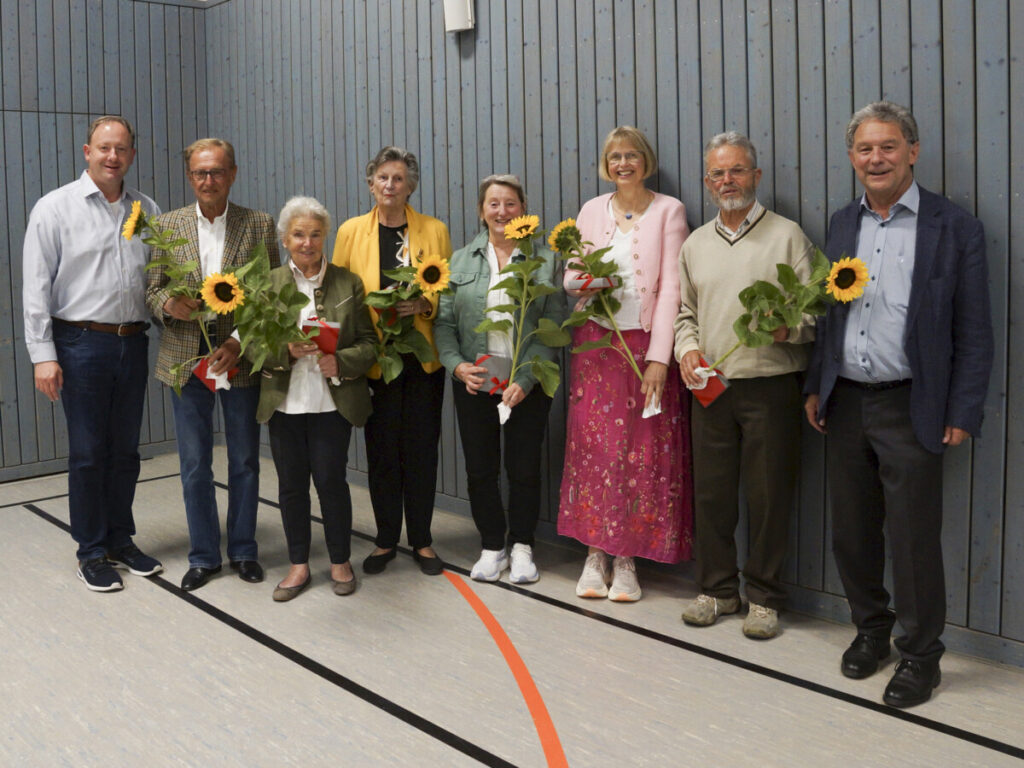 Ehrung für 25 Jahre Mitgliedschaft – Mitgliederversammlung 2026 Acht Mitglieder des Hospizvereins im Pfaffenwinkel bei der Ehrung für 25-jährige Mitgliedschaft mit Sonnenblumen und kleinen Geschenken.