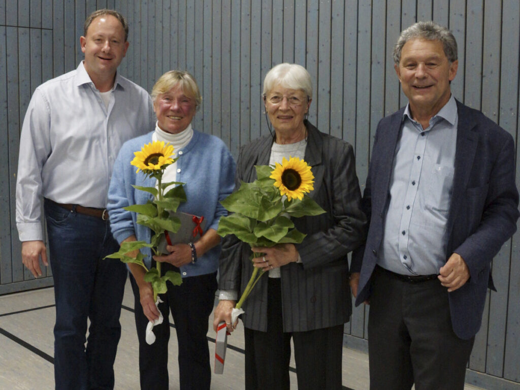 Ehrung für 30 Jahre Mitgliedschaft – Mitgliederversammlung 2026 Vier Personen bei der Ehrung für 30-jährige Mitgliedschaft im Hospizverein im Pfaffenwinkel, zwei Geehrte halten Sonnenblumen.